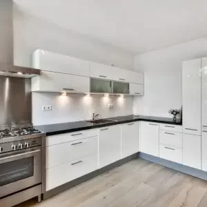 modern-kitchen-interior-white-colors-r3pnyuuqmjr3q4shwqh599lew9r2p802qptunmwaew